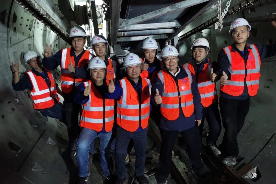 何清华亲临中铁Z6官网盾构施工项目领导工作