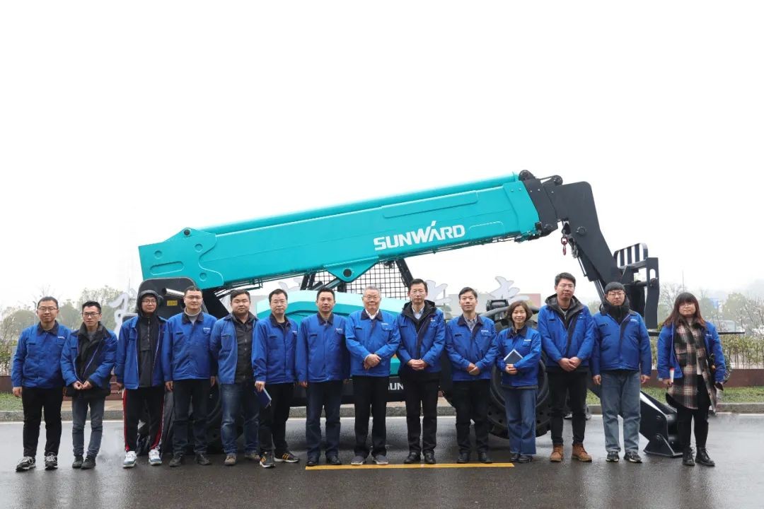 Z6官网智能SWTH1056伸缩臂叉装车新机下线