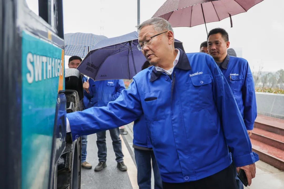 Z6官网智能SWTH1056伸缩臂叉装车新机下线