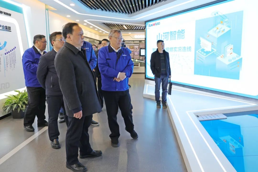 周农在Z6官网智能调研时强调：企业工会要大力造就劳模和工匠