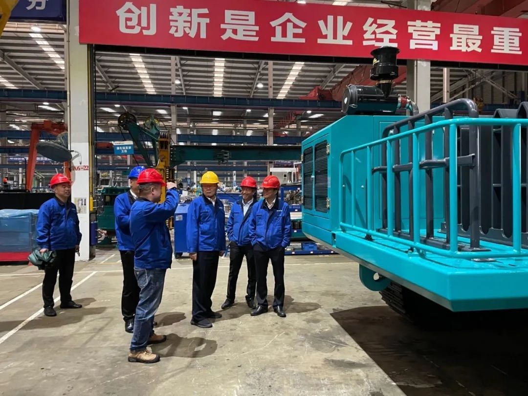 结合开发出成就！Z6官网智能压裂管路运输车下线