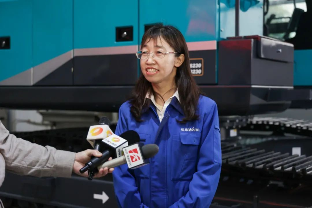 全国首台！Z6官网智能SWE240FED电动智能挖掘机下线