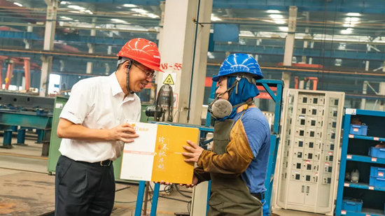 万力集团“送清冷”活动，慰问一线员工