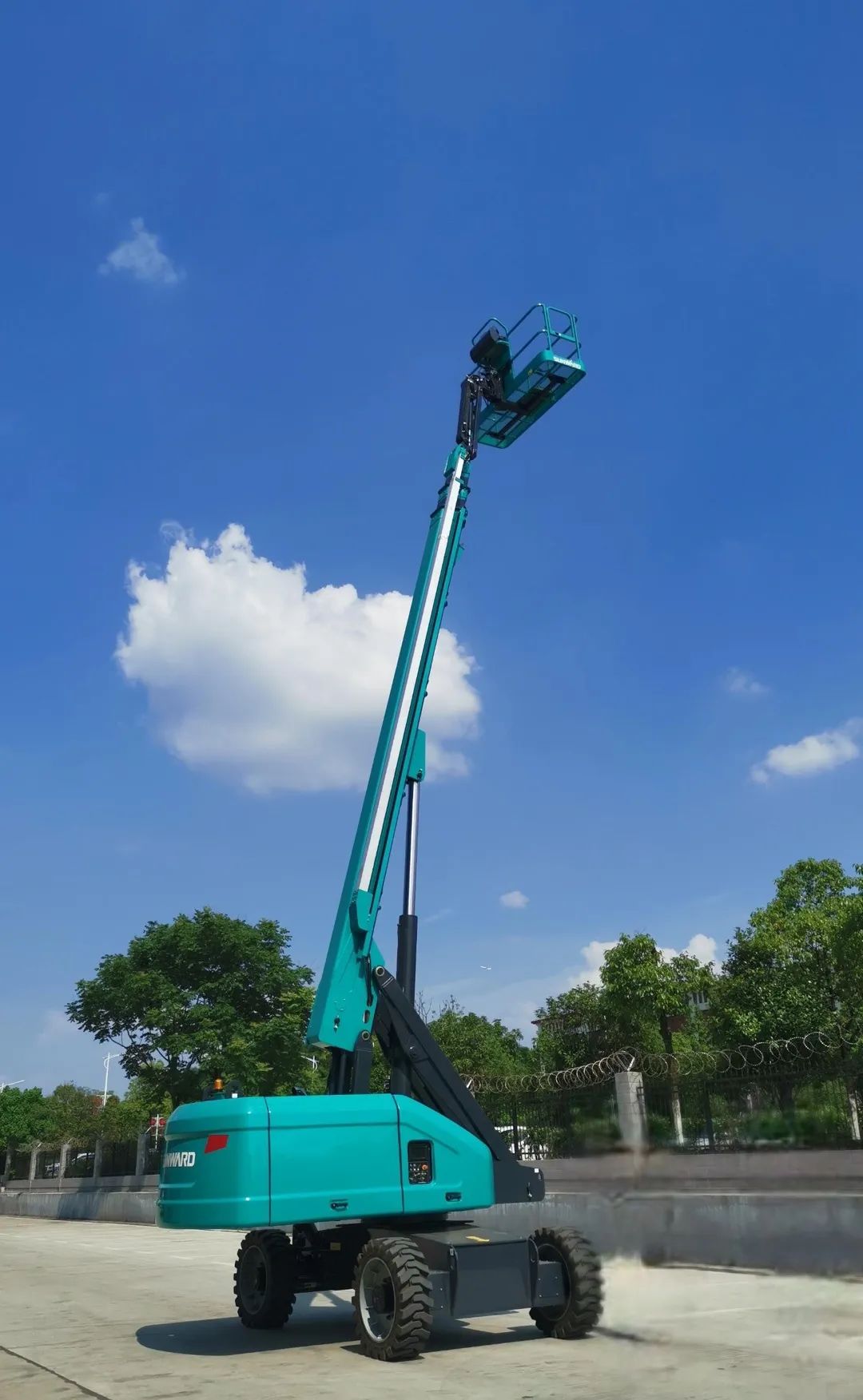 Z6官网智能首款直臂式高空作业平台顺利通过评审