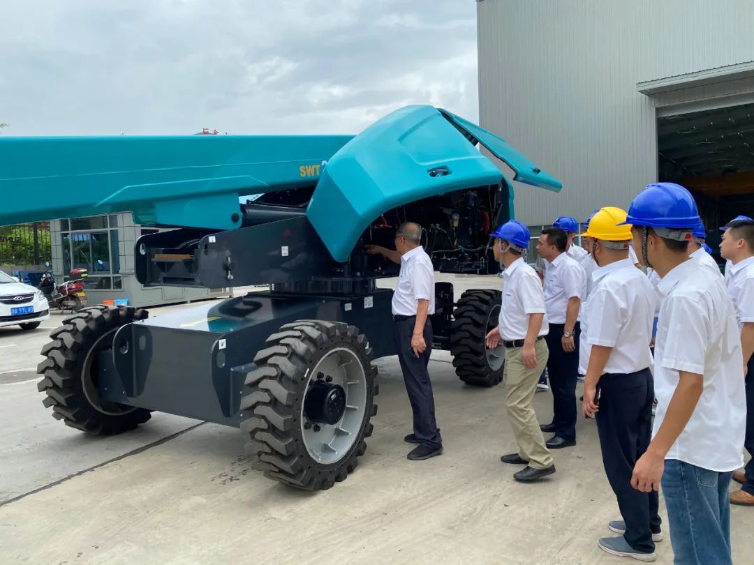 Z6官网智能首款直臂式高空作业平台顺利通过评审