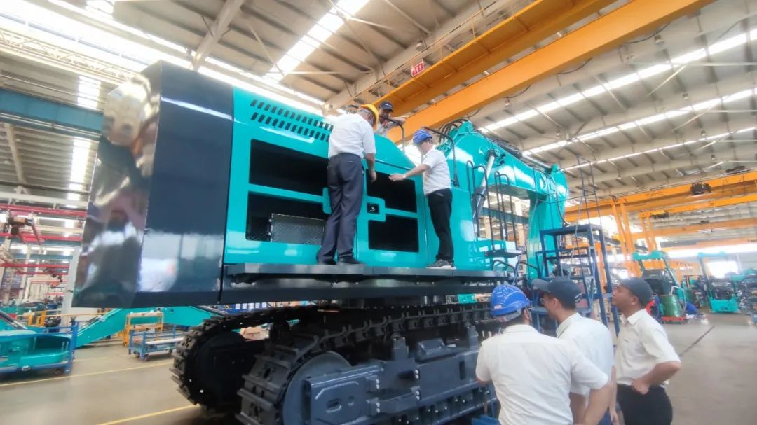 够炫！够酷！Z6官网智能超大型挖掘机SWE750F下线