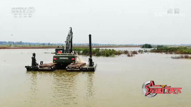 水陆两用挖掘机亮相央视！Z6官网智能应急接济“虎将”出战