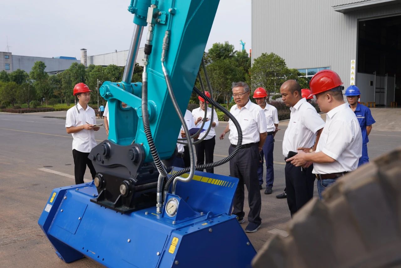 国内首台！Z6官网智能15吨级轮履两用开带机成功下线