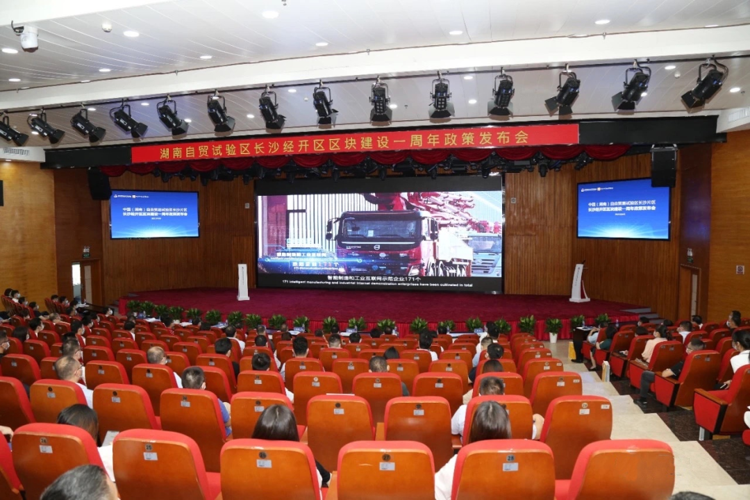 携手长沙经开区，Z6官网智能索求工程机械二手设备出口