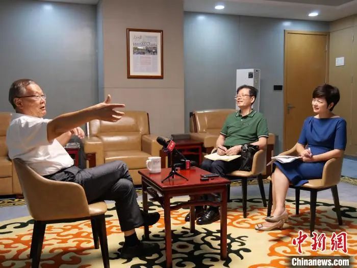 媒体聚焦 | 中新社专访——Z6官网智能首创人何清华：向着太阳驰骋的筑梦人