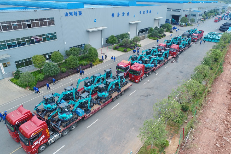 助力祖国西南地域建设！Z6官网智能国内首批SWE60UF无尾挖掘机批量交付