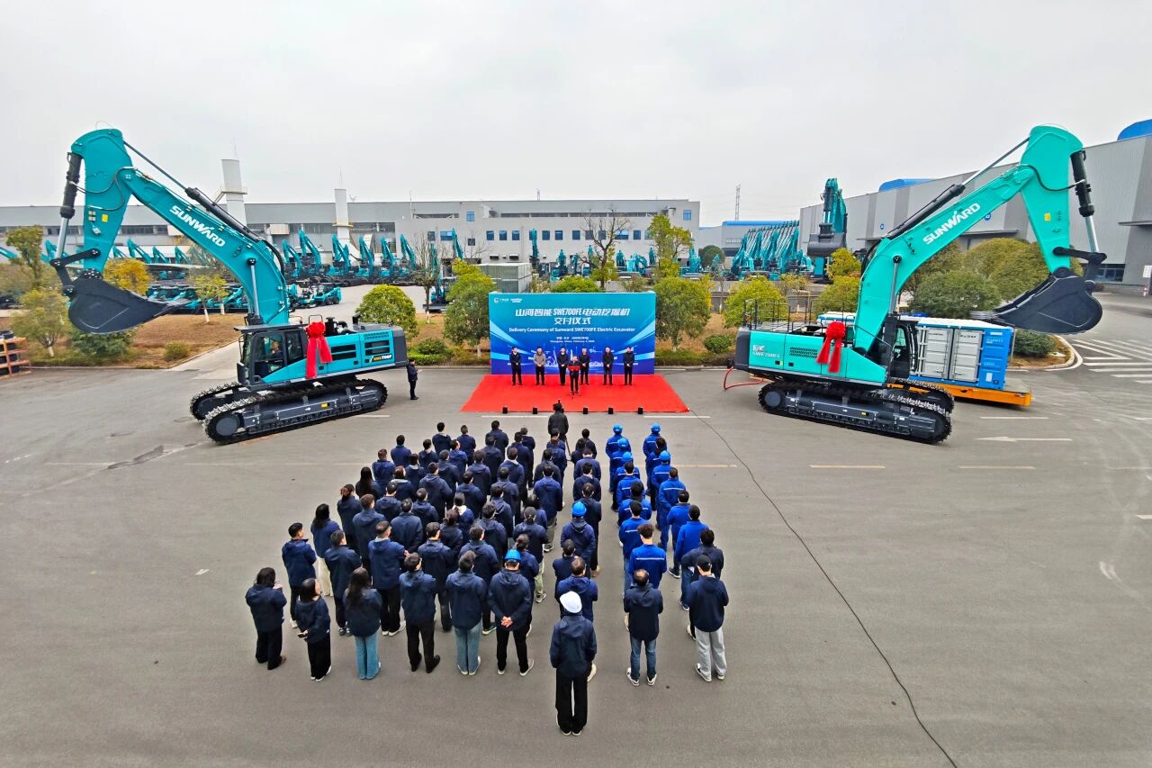 Z6官网智能SWE700FE电动挖掘机成功交付，助力打造绿色智慧矿山