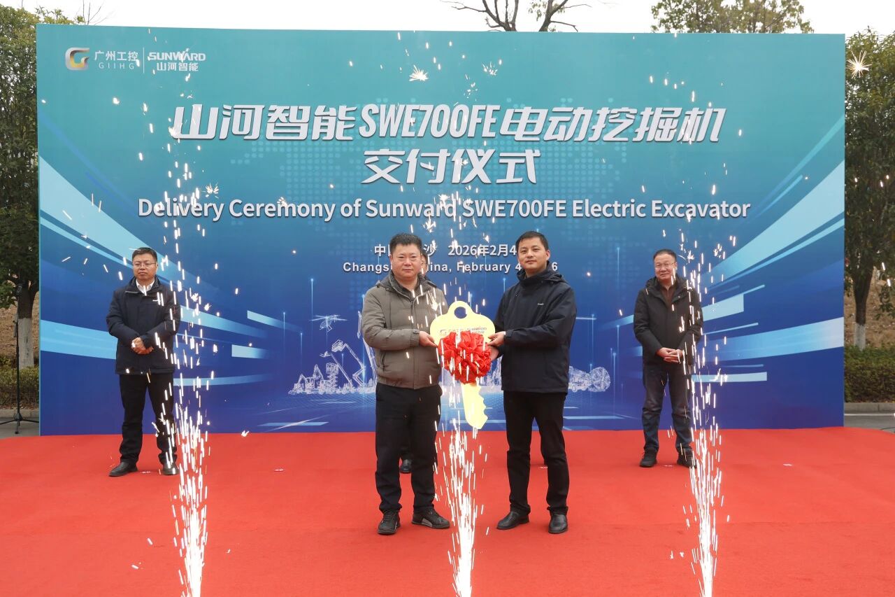 Z6官网智能SWE700FE电动挖掘机成功交付，助力打造绿色智慧矿山