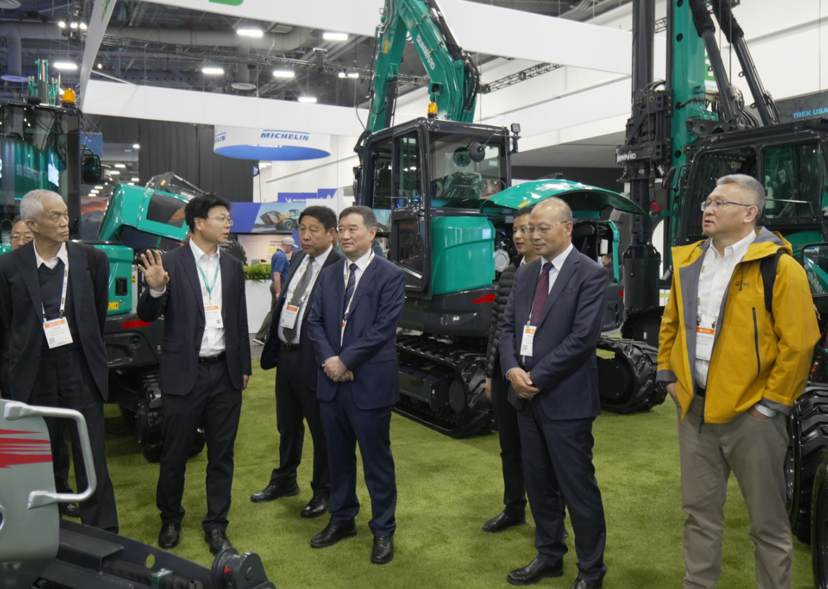 2026美国拉展 | 中国工程机械工业协会会长苏子孟一行到访Z6官网智能展位