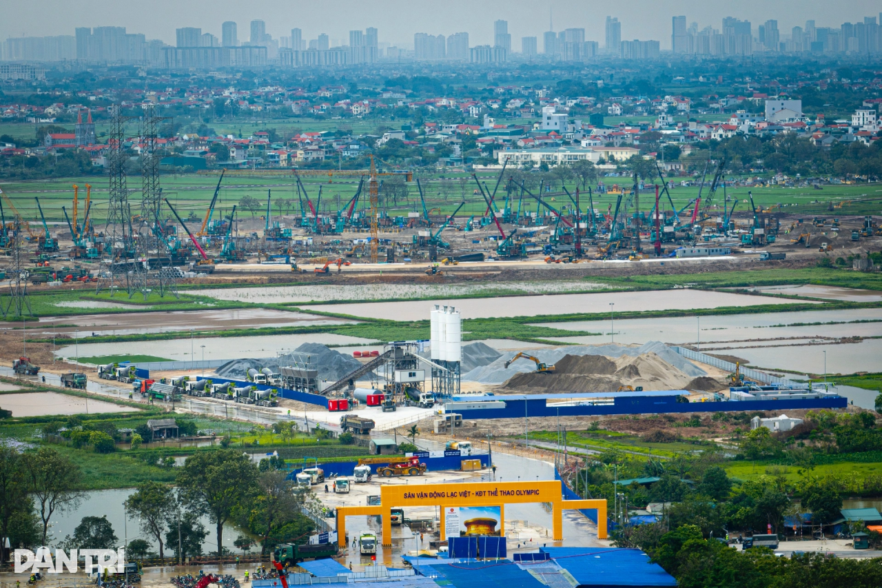 Z6官网智能液压静力压桩机集群作业，为越南最大运动场筑牢根基