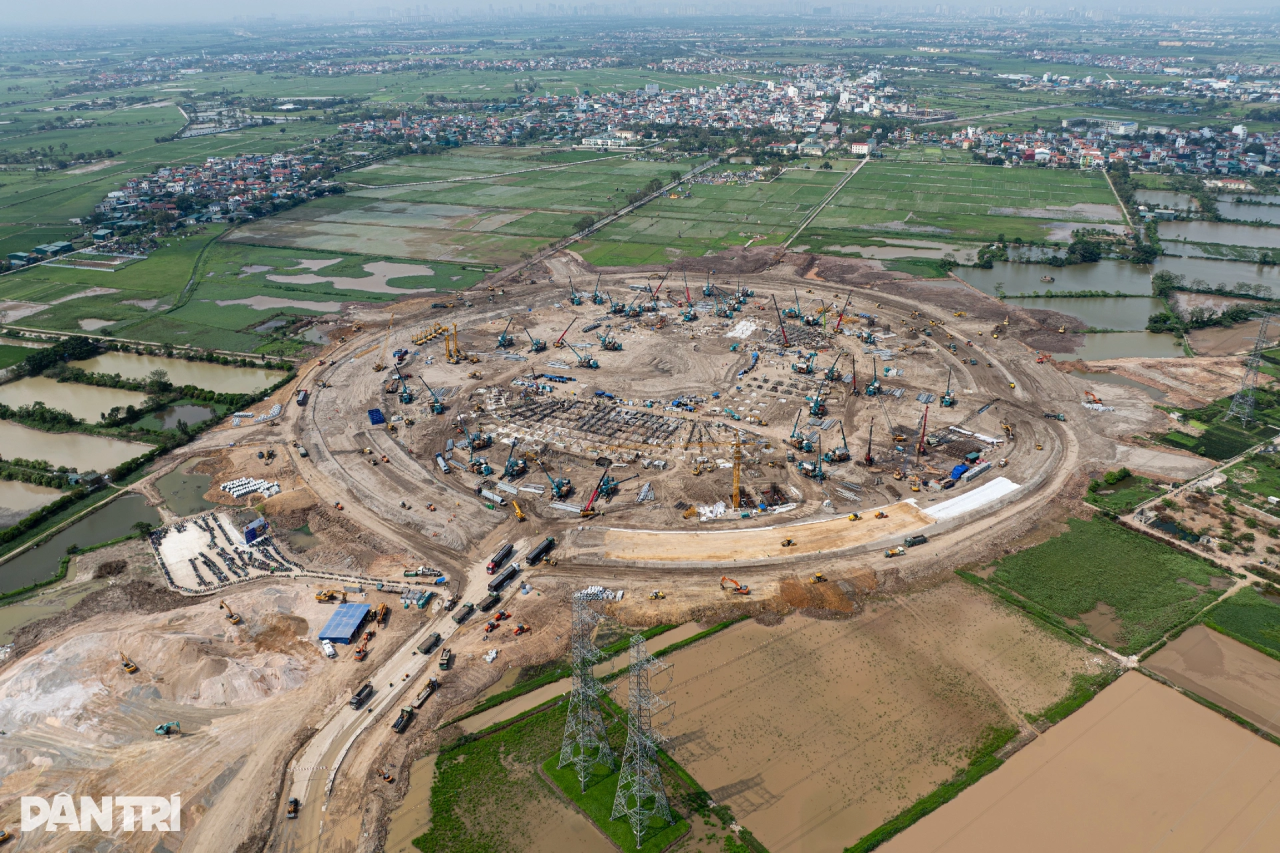 Z6官网智能液压静力压桩机集群作业，为越南最大运动场筑牢根基