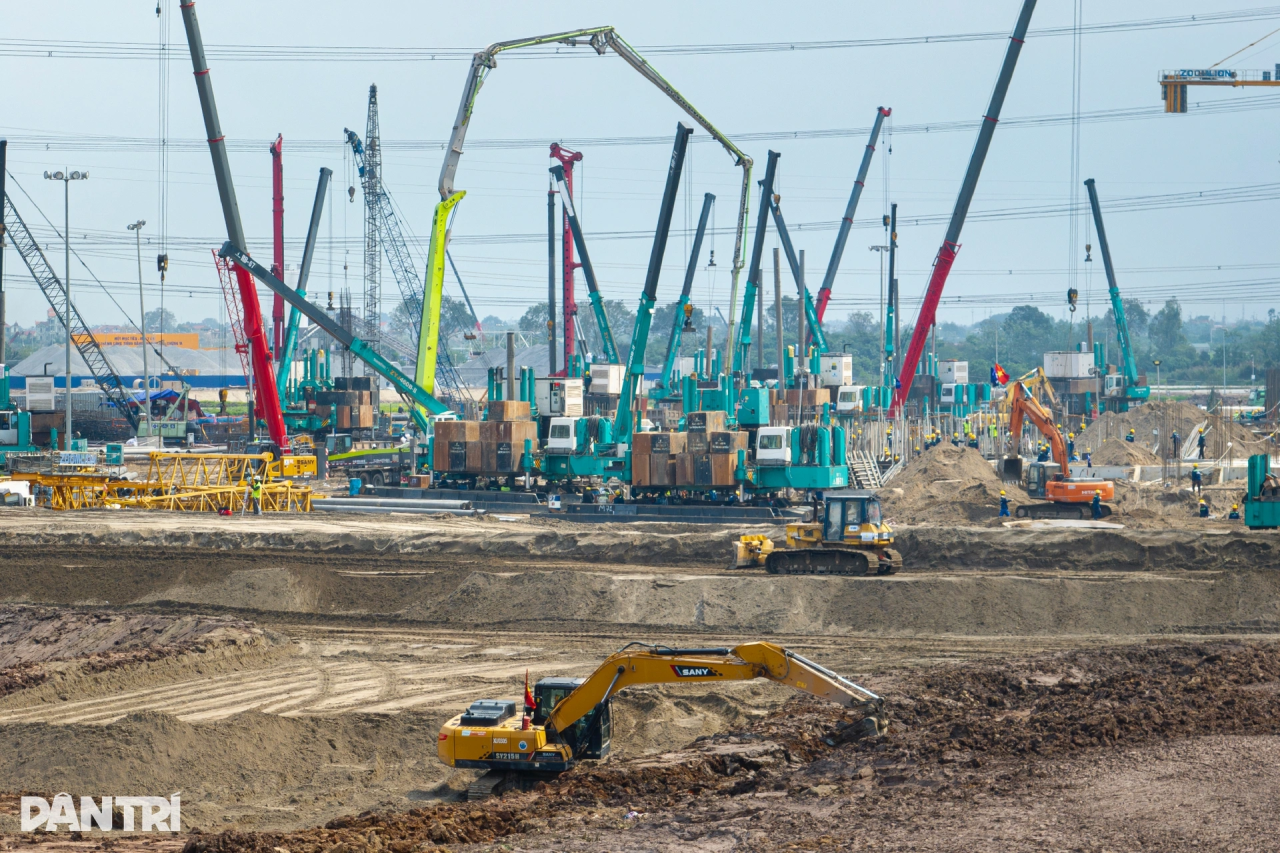 Z6官网智能液压静力压桩机集群作业，为越南最大运动场筑牢根基