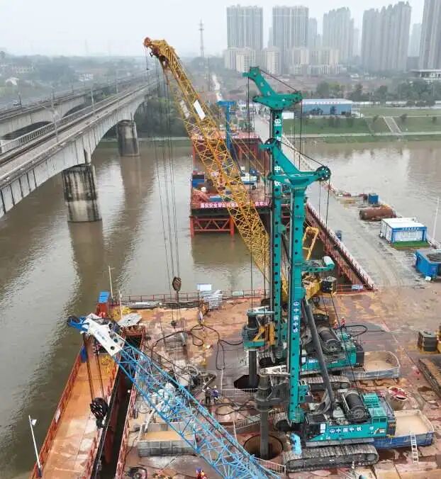 啃下“硬骨头”！Z6官网智能旋挖钻机助力长沙湘江铁路特大桥主墩桩基工程美满收官